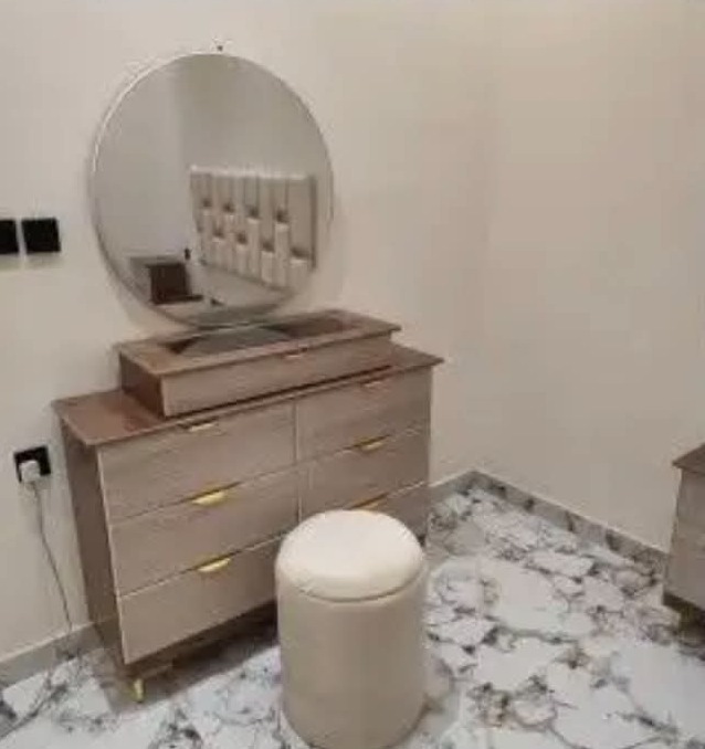 غرفة نوم بيج وبني موديل 04 - صورة 2
