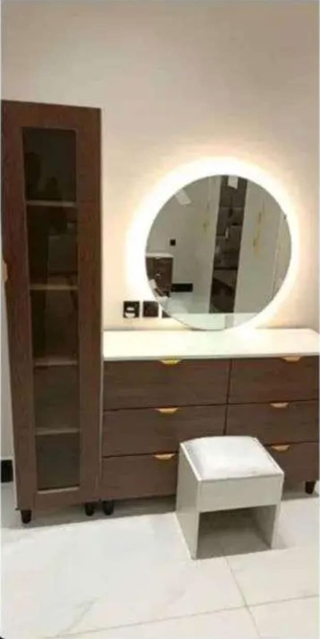 غرفة نوم بني داكن وأبيض موديل 10 - صورة 2